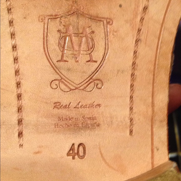 Massimo Dutti beige suede tasseled flats - Picture 5 of 6